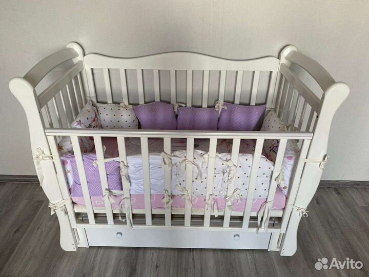 Детская кровать с маятником