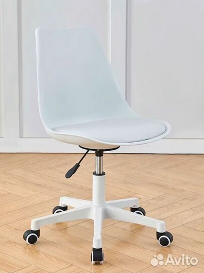 Компьютерное кресло на колесах