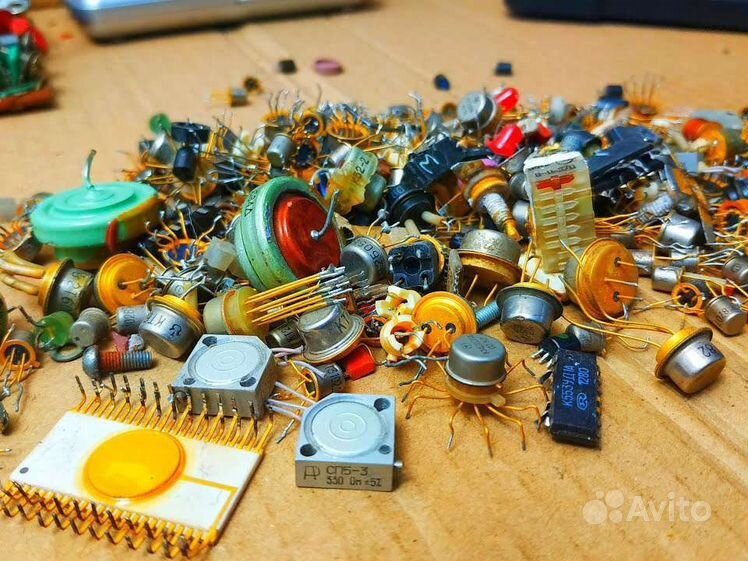 Старые радиодетали. Элементы радиоэлектроники. Радиоэлементы. Radio components. Электронные компоненты.