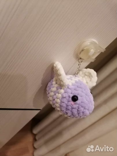 Вязаная игрушка-брелок пчелка