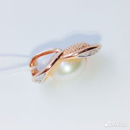 Золотая подвеска с камнем