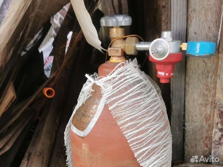 Балон гелия с редуктором (в нем ещё есть остаток)