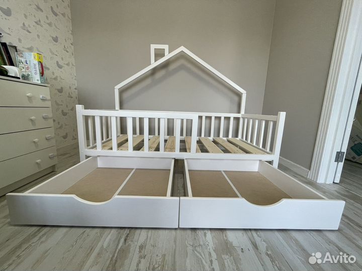 Детская кроватка домик в доль стены