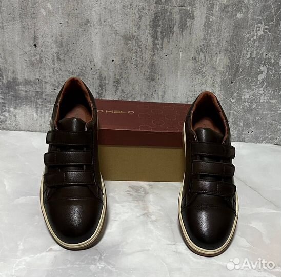 Кроссовки женские