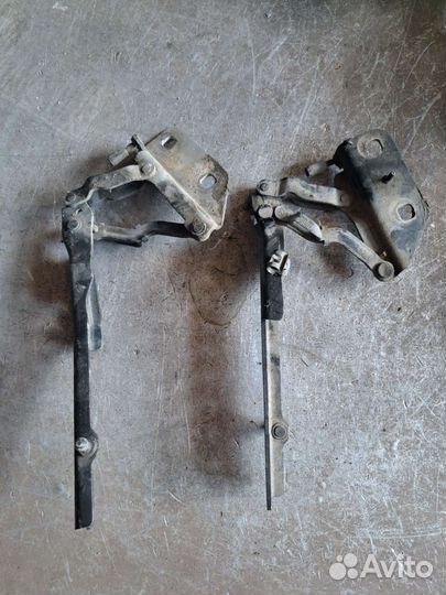 Петля капота на Audi A8 D3