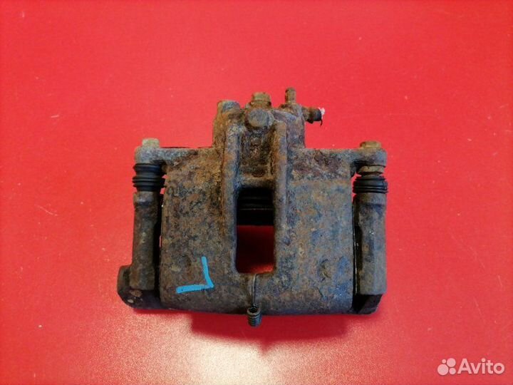 Суппорт передний левый Toyota Corolla ZZE121L