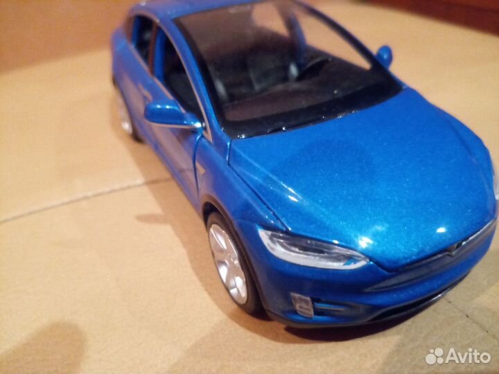 Машинка моделька Tesla (светятся фары и звук)