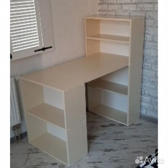 Стол письменный в детскую с полками
