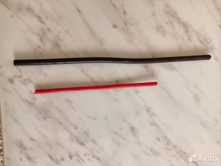 Свечи чёрная и красная