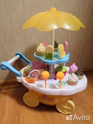 Передвижная тележка с мороженным