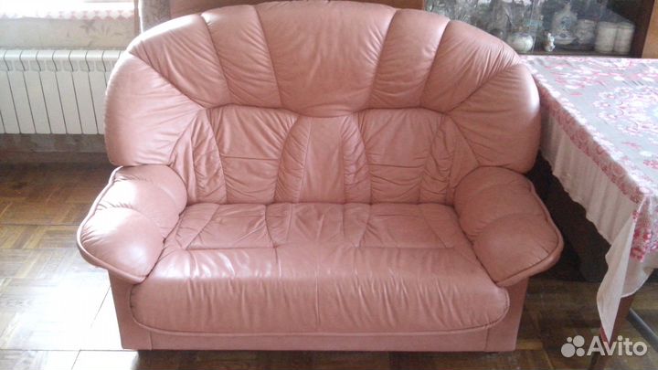 Кожаный диван
