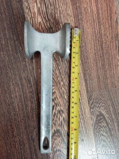 Сахарница и кухонный молоток