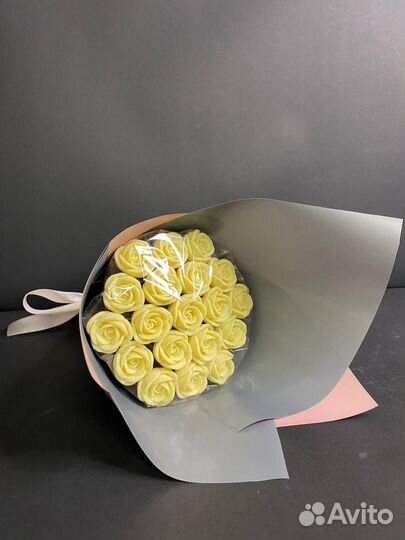 Композиция из 19 белых роз