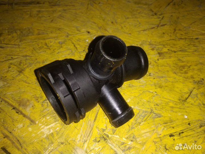 Фланец системы охлаждения Audi A6 C6 caha 2010