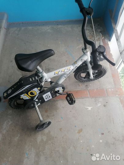 Детский велосипед с дополнительными колесами