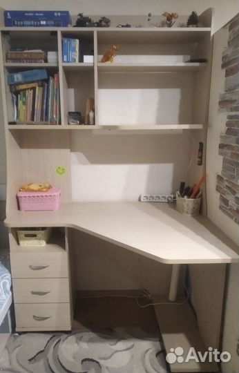 Учебный уголок (стол,стеллаж)