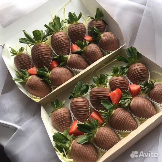 Клубника,финики,банан в шоколаде