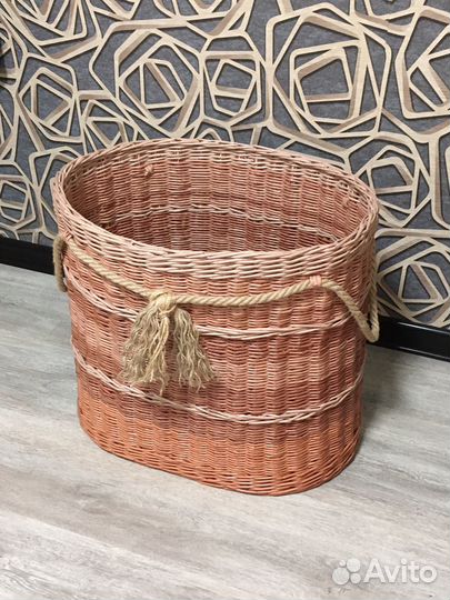 Корзина плетеная из бумажной лозы