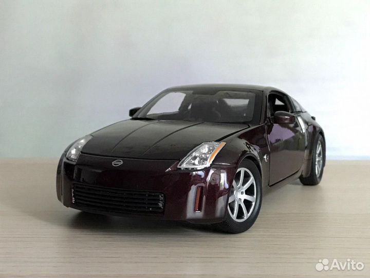Модель автомобиля 2003 nissan 350z. 1:18