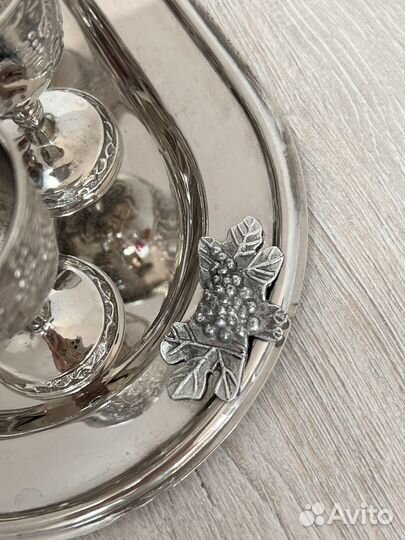 Поднос с рюмками