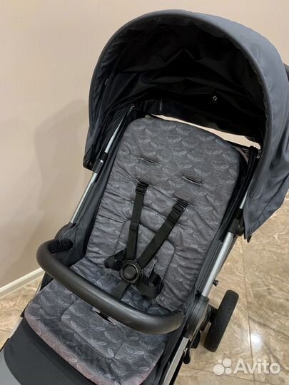 Прогулочная коляска серая