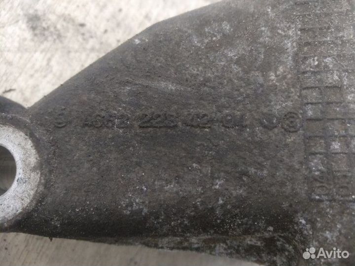 Кронштейн двигателя левый Ssangyong Rexton 1 D27DT