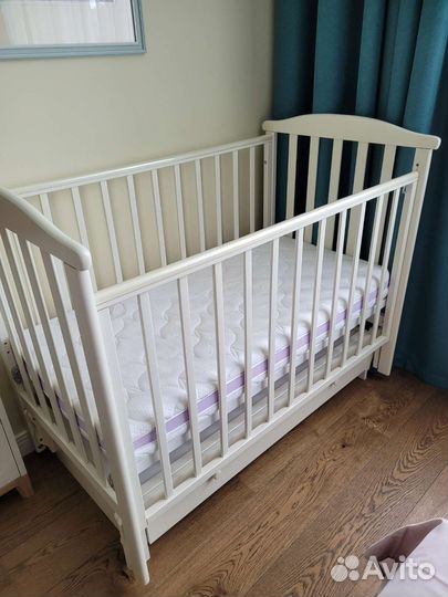 Детская кроватка с маятником и ящиком