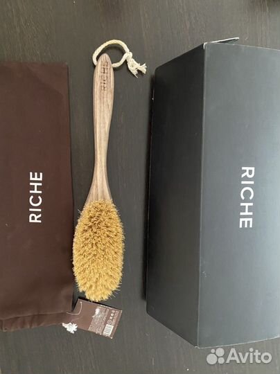 Щетка для сухого массажа от фирмы Riche в коробке