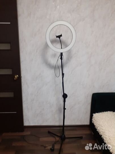 Кольцевая лампа со штативом и регулятором света