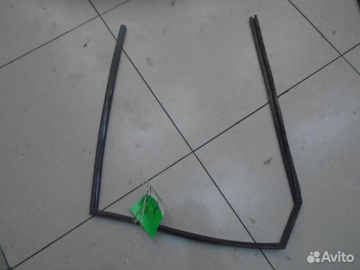 Уплотнитель стекла двери задней правой Mazda 3 bk