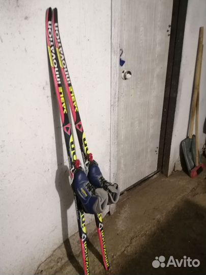 Лыжные ботинки и лыжи