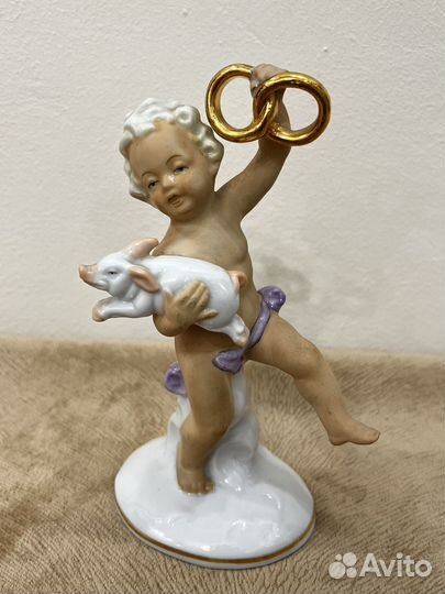 Фарфоровая статуэтка 