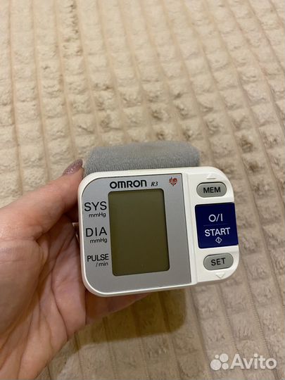 Тонометр на запястье omron