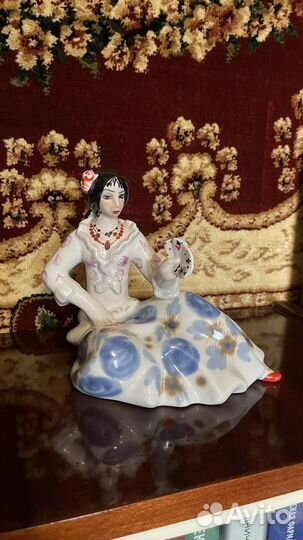 Цыганка с веером фарфор