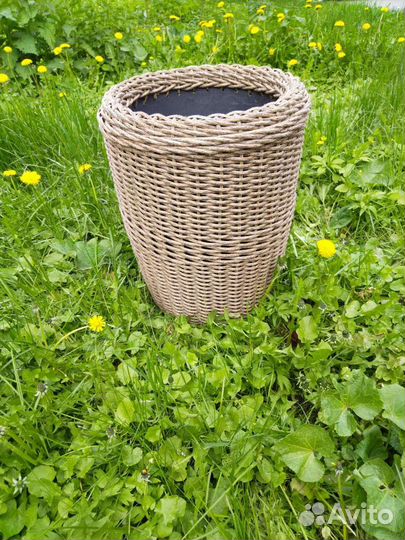 Кашпо из искусственного ротанга