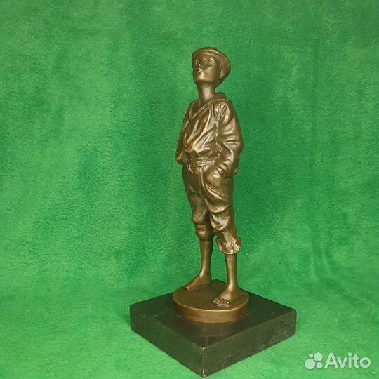 Скульптура из бронзы Мальчик свистящий юнга