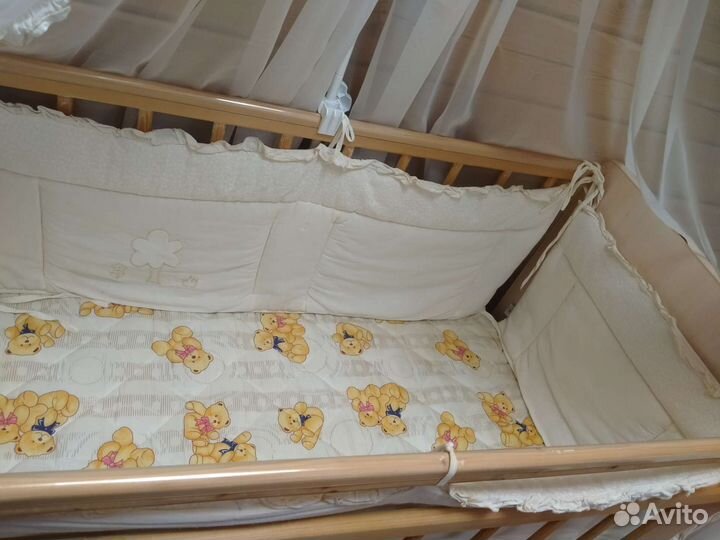 Детская кроватка с маятником и ящиком