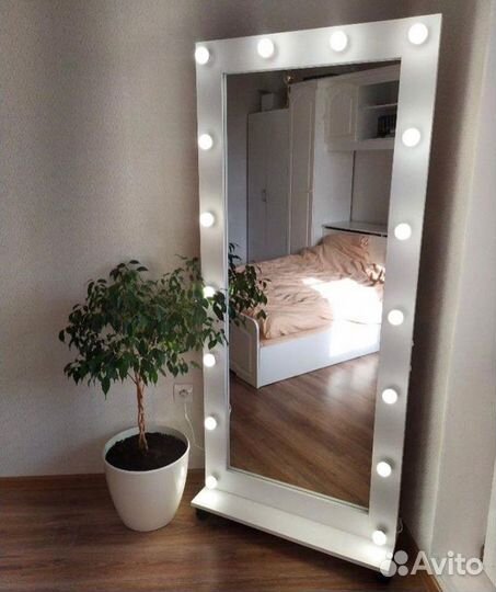 Гримерное зеркало с лампочками
