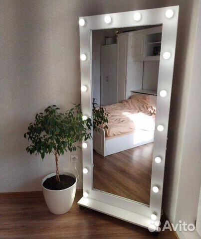 Гримерное зеркало с лампочками