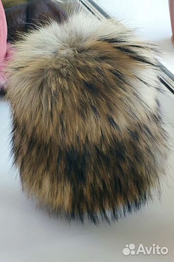 Шапка вязаная с мехом енота