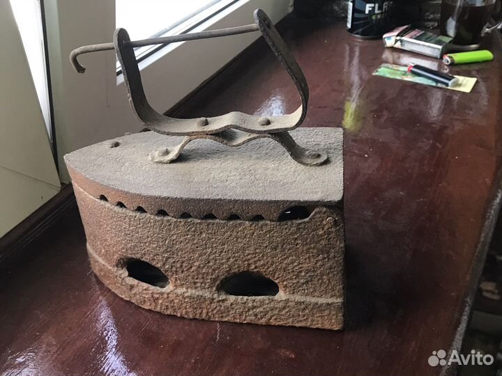 Старинный угольный утюг