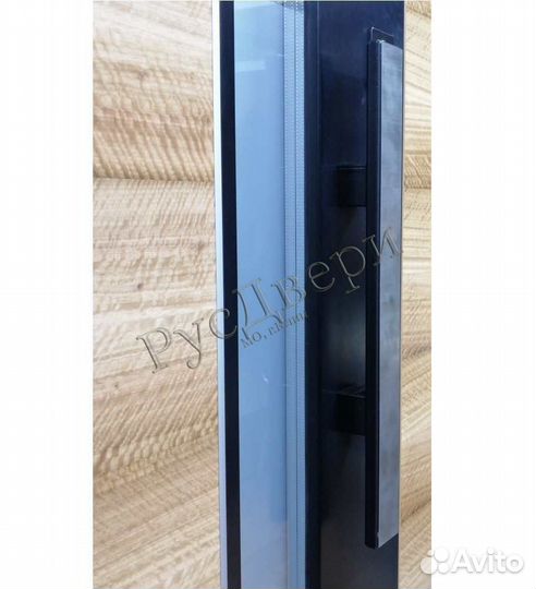 Входная металлическая дверь в стиле Хай-Тэк