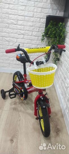 Детский велосипед с боковыми колёсами