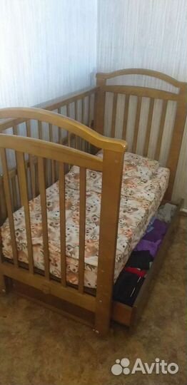 Детская кроватка с маятником