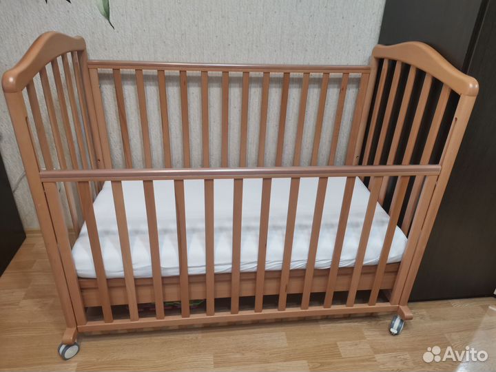 Детская кроватка с маятником и ящиком