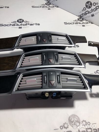 Декоративная накладка торпеды в сборе MercedesW212