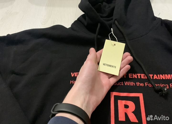 Vetements худи restricted на руках