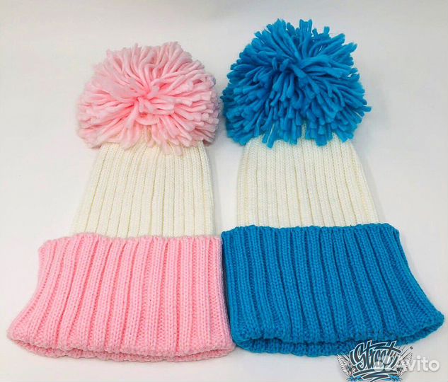 Шапка женская голубая с большим помпоном