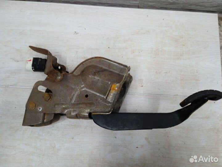 Педаль тормоза Renault Logan 2 седан K7MA812 2019