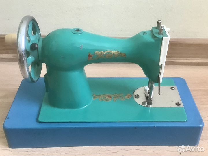 Игрушечная швейная машинка